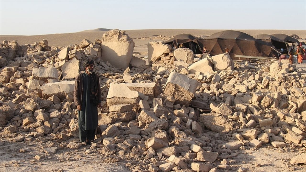 Afganistan'da art arda 6,3 ve 5,4 büyüklüğünde depremler meydana geldi