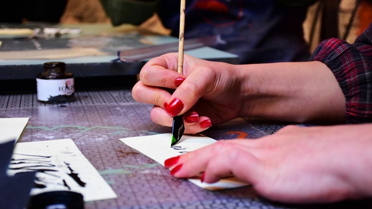 Eskişehir'de sanat ve tasarım öğrencisi, atıklardan kaligrafi kalemleri üretiyor