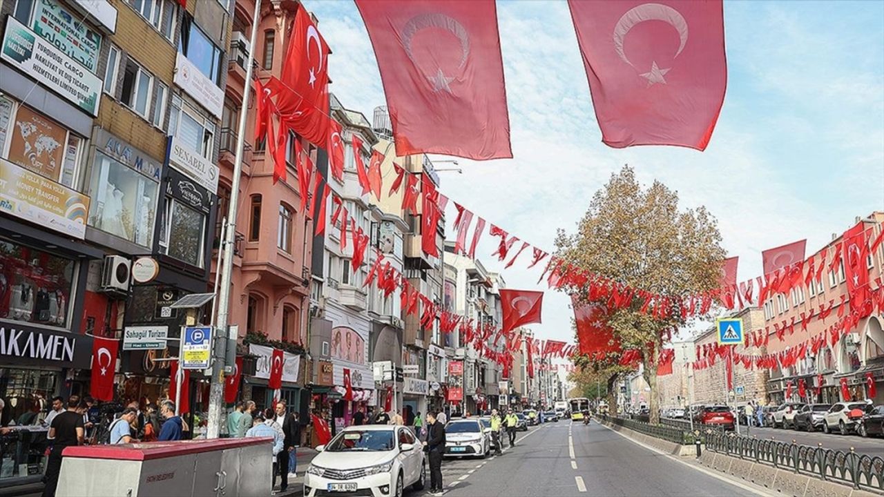 İstanbul, Cumhuriyet Bayramı için Türk bayraklarıyla süsleniyor