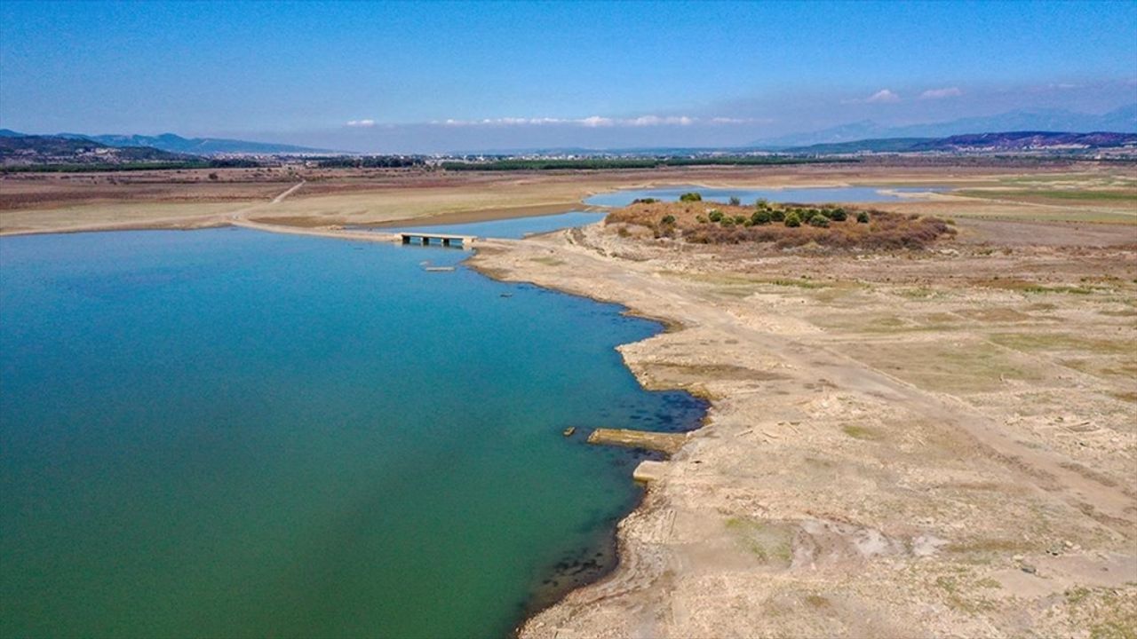 İzmir'in içme suyunu sağlayan barajlarda kuraklığın etkileri sürüyor