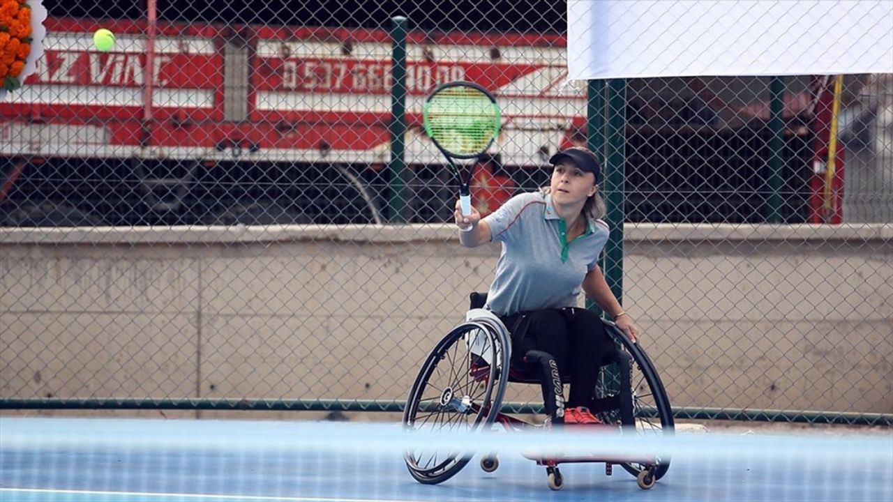 Omurilik felçli milli tenisçi Ebru Sulak'ın hayali, engelli çocukları sporla tanıştırmak