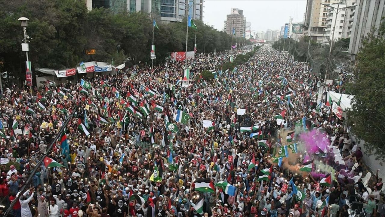 Pakistan'da on binlerce kişinin katılımıyla Filistin'e destek yürüyüşü düzenlendi