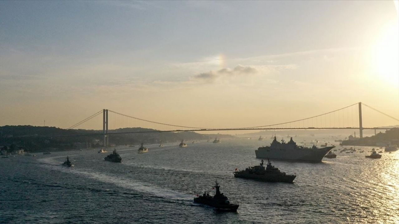 Türk donanması, İstanbul Boğazı'nda tarihinin en büyük resmigeçidini gerçekleştirdi