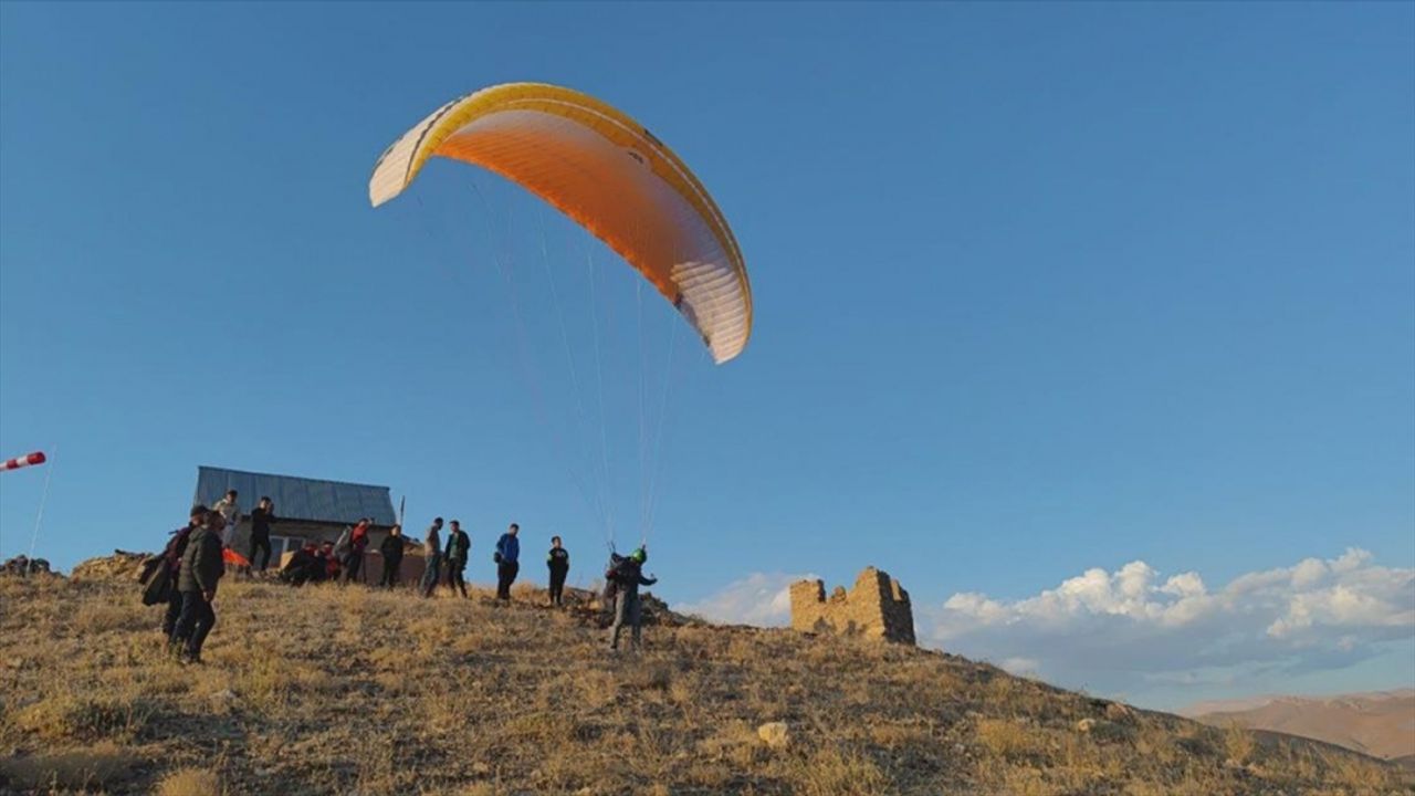 Yüksekova'da yamaç paraşütü etkinliği düzenlendi