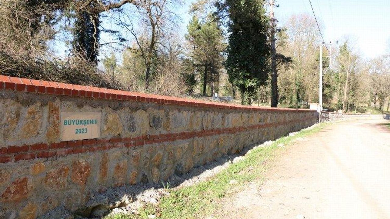 Kocaeli'de mezarlıklara taş duvar ve tel çit