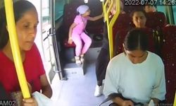 Minibüsten düşen kadın hayatını kaybetti: O anlar kamerada