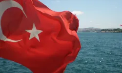 Türk bayrağına çirkin saldırı kamerada...
