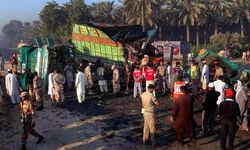 Kamyon yolcu otobüsünün üzerine devrildi: 13 ölü, 5 yaralı