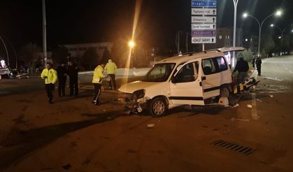 Karaman’da hafif ticari araçla çarpışan otomobilin kaldırıma devrilmesi sonucu 3 kişi yaralandı