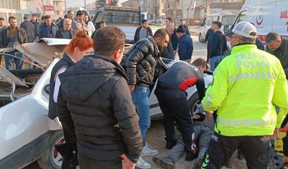 Tokat’ın Erbaa ilçesinde otomobilin hurdaya döndüğü kazada 1 kişi yaralandı