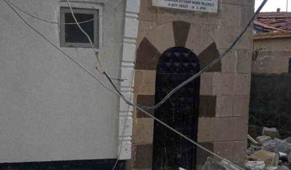 Kırşehir’de cami minaresi şiddetli rüzgarda yıkıldı