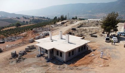 Osmaniye'nin Hasanbeyli ilçesinde depremzedeler için köy evlerinin yapımı sürüyor