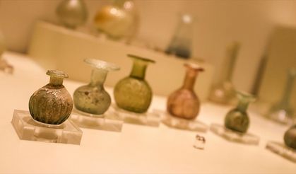 Gaziantep Arkeoloji Müzesi'ndeki cam eserler deprem riskine karşı özel jelle sabitleniyor