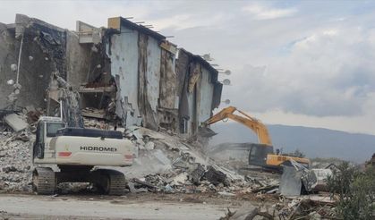 Hatay'da depremlerde ağır hasar alan 8 bina kontrollü yıkıldı