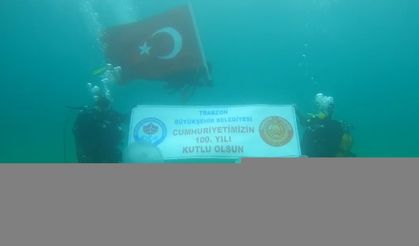 Trabzon'da Cumhuriyet'in 100. yılında denizde Türk bayrağı açıldı