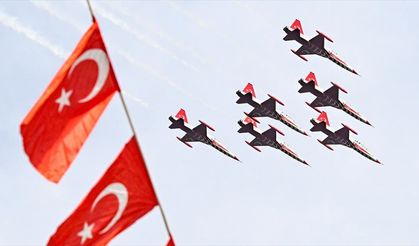 Türk Yıldızları, İzmir'de selamlama uçuşu yaptı