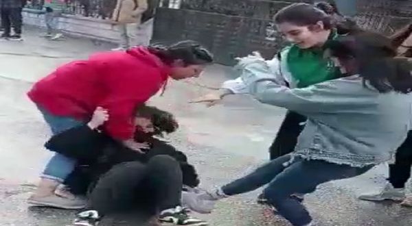 Kızların küfürlü tartışması saç baş kavgaya dönüştü
