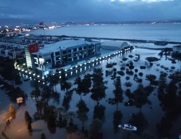 İzmir'de Deniz Taşkını, Tsunami Etkisi Yarattı