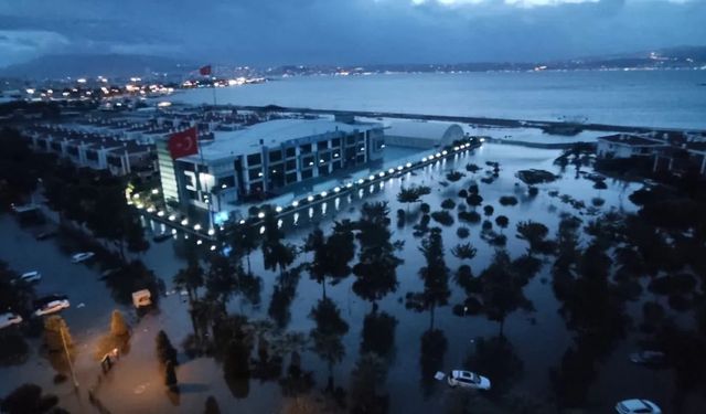İzmir'de Deniz Taşkını, Tsunami Etkisi Yarattı