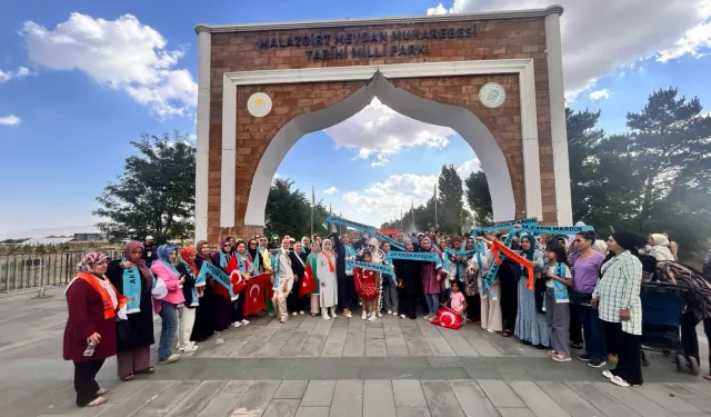 Mardinli  AK Kadınlar Malazgirt'te gövde gösterisinde bulundu 