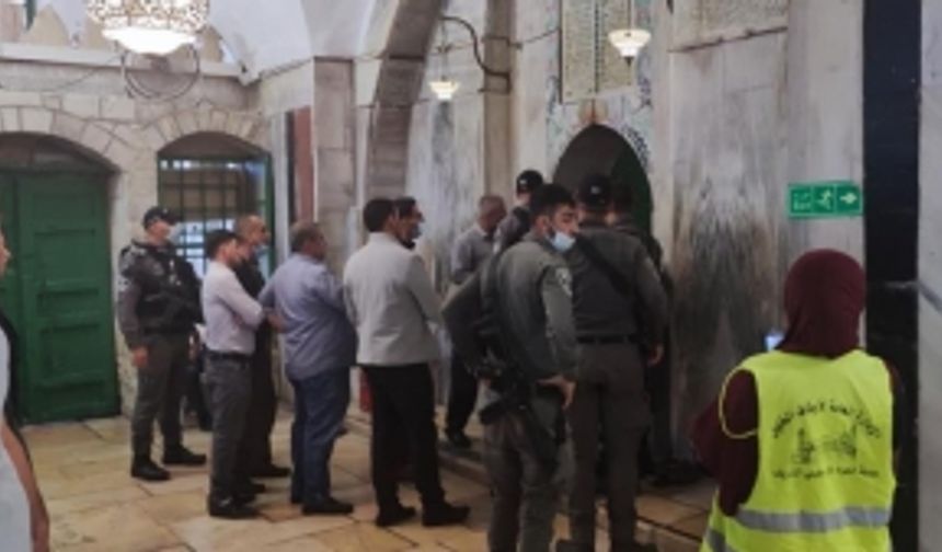 İsrail güçleri Harem-i İbrahim Camii'nde ibadet edenleri zorla dışarı çıkardı
