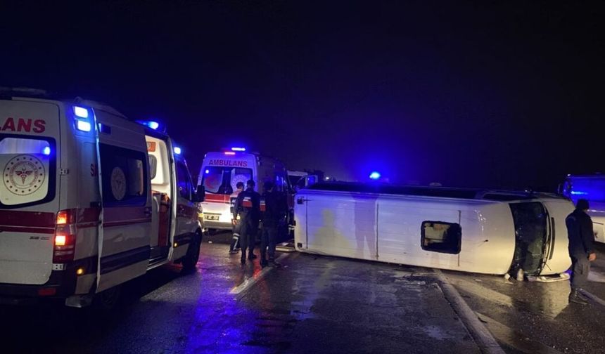 Diyarbakır'da 14 Kişi Yaralanan Yolcu Minibüsü Devrilmesi