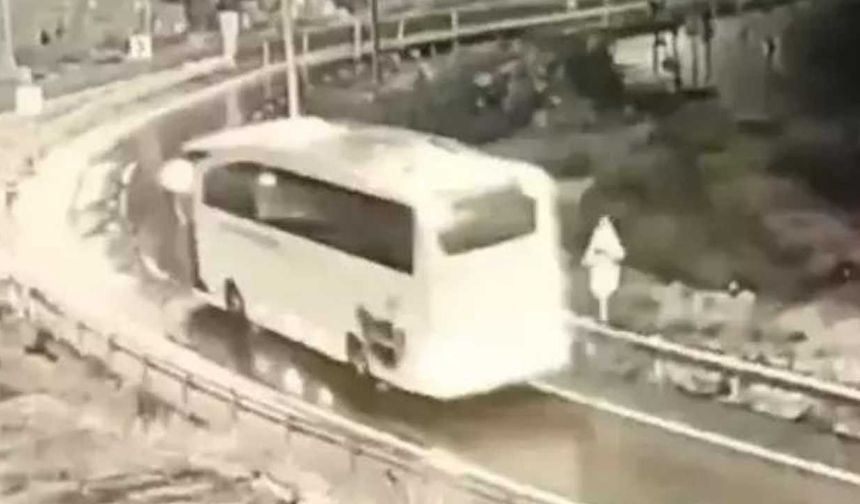 Mersin'de Korkunç Kaza! Yolcu Otobüsü Devrildi